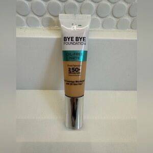 IT Cosmetics Bye Bye Foundation Oil-Free Matte SPF 50+ - medium